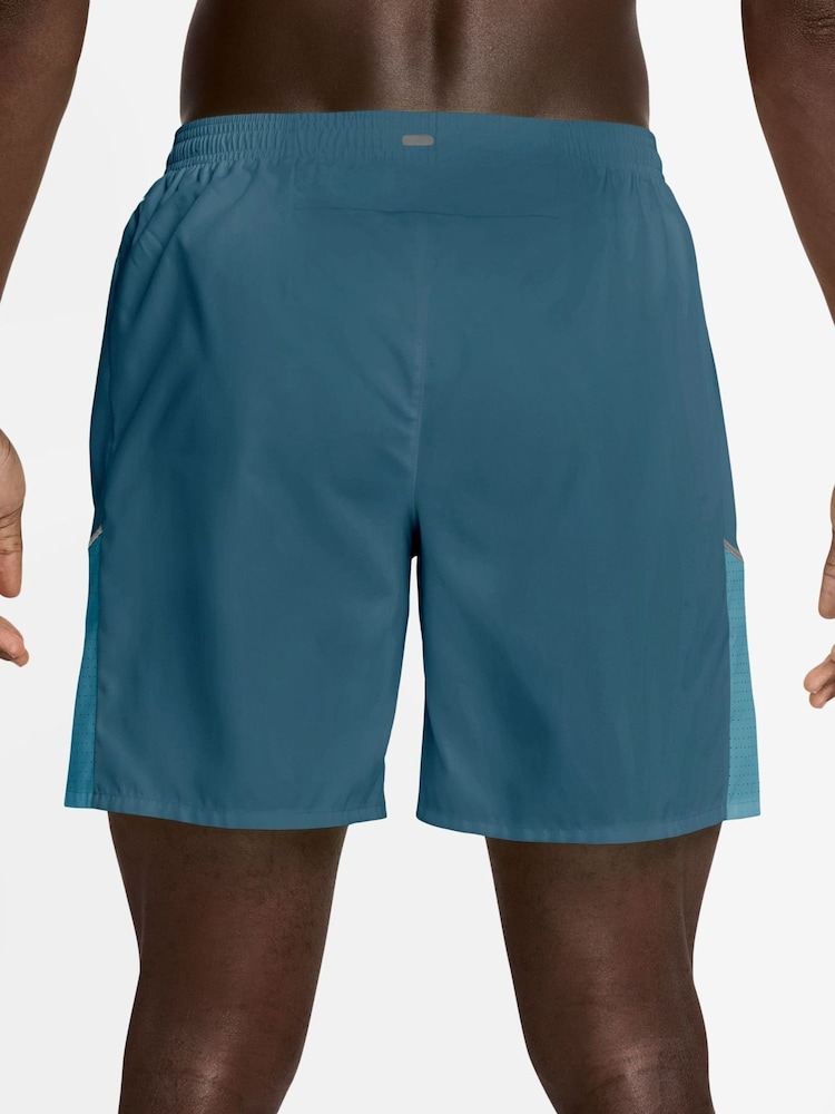 Szaroniebieski - Szorty do biegania Nike Miler Dri-FIT bez podszewki, o długości 7 cali - Obraz 2 z 5