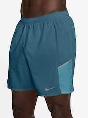 Szaroniebieski - Szorty do biegania Nike Miler Dri-FIT bez podszewki, o długości 7 cali - Obraz 3 z 5