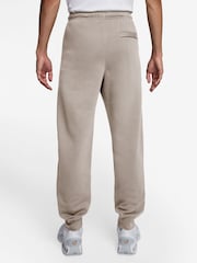 Partícula gris - Pantalones de chándal de polar con bajo ajustado Club de Nike - Imagen 2 de 3