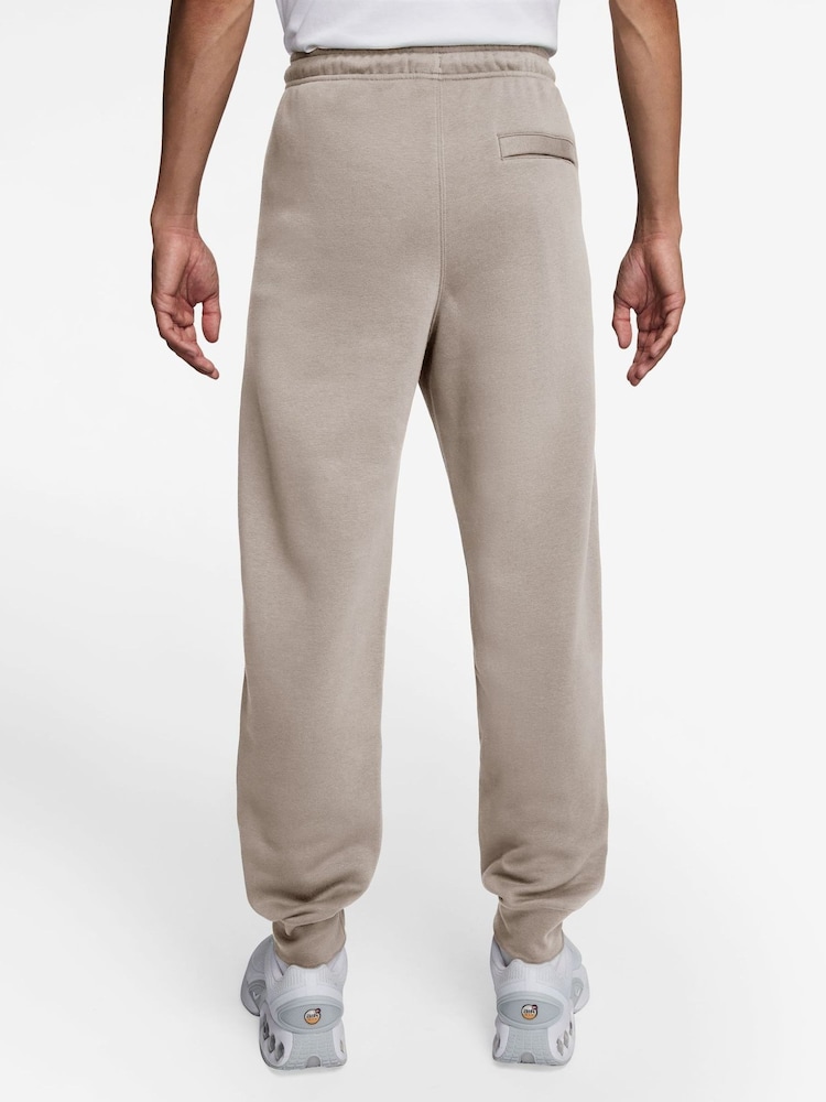 Partícula gris - Pantalones de chándal de polar con bajo ajustado Club de Nike - Imagen 2 de 3