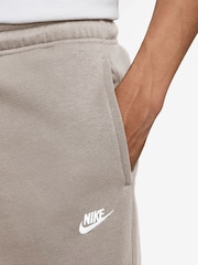 Partícula gris - Pantalones de chándal de polar con bajo ajustado Club de Nike - Imagen 3 de 3