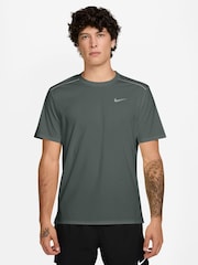 أخضر مموه - تيشرت جري Miler بتقنية Dri-FIT وحماية من الأشعة فوق البنفسجية من Nike - صورة 1 من 4