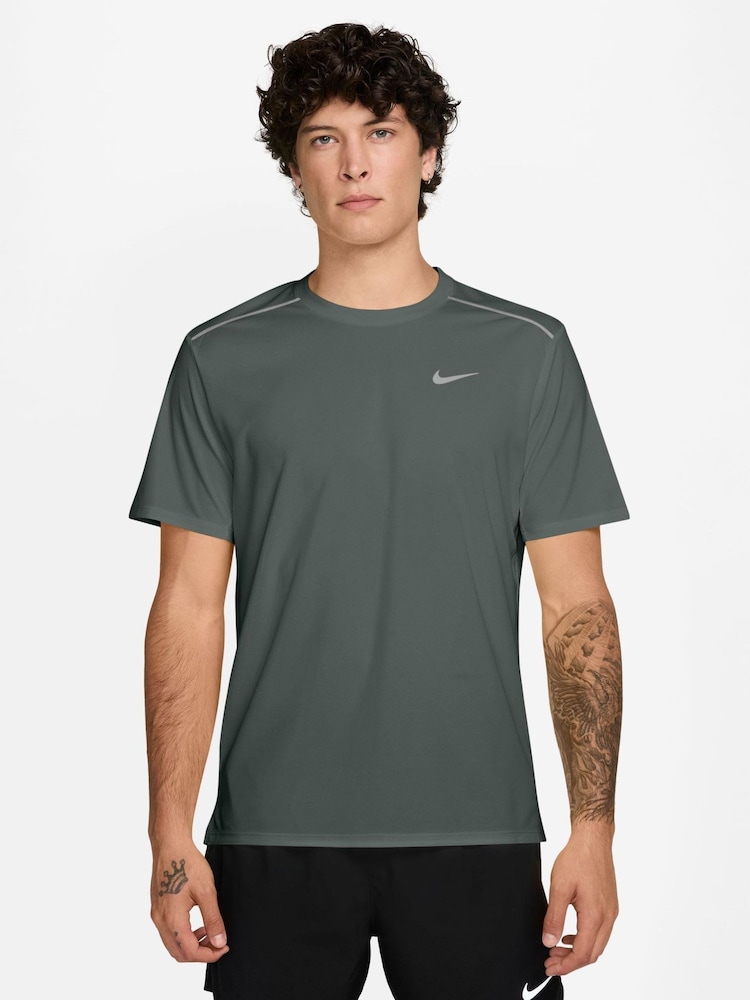 أخضر مموه - تيشرت جري Miler بتقنية Dri-FIT وحماية من الأشعة فوق البنفسجية من Nike - صورة 1 من 4