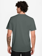أخضر مموه - تيشرت جري Miler بتقنية Dri-FIT وحماية من الأشعة فوق البنفسجية من Nike - صورة 2 من 4