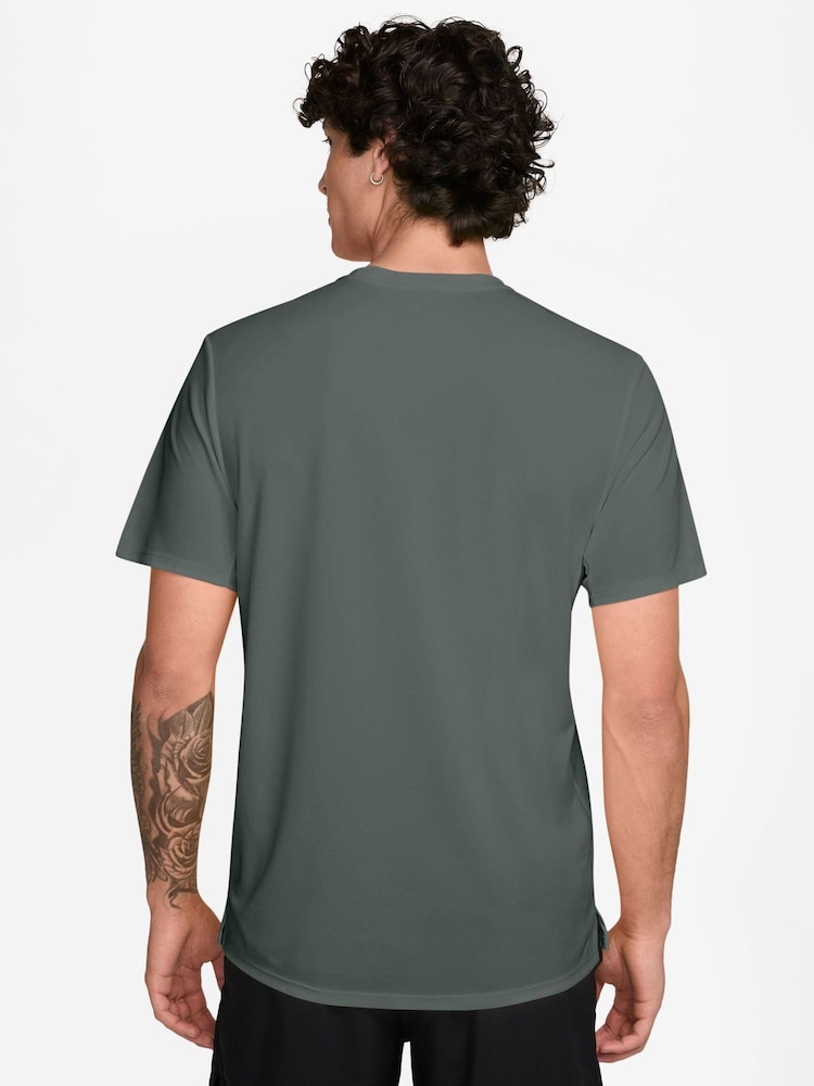 أخضر مموه - تيشرت جري Miler بتقنية Dri-FIT وحماية من الأشعة فوق البنفسجية من Nike - صورة 2 من 4