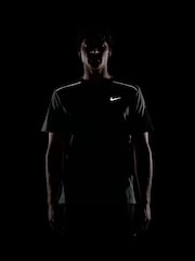أخضر مموه - تيشرت جري Miler بتقنية Dri-FIT وحماية من الأشعة فوق البنفسجية من Nike - صورة 4 من 4