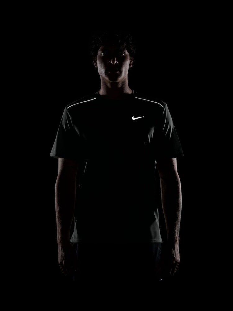 أخضر مموه - تيشرت جري Miler بتقنية Dri-FIT وحماية من الأشعة فوق البنفسجية من Nike - صورة 4 من 4