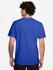 أزرق زاهي - تيشرت جري Miler بتقنية Dri-FIT وحماية من الأشعة فوق البنفسجية من Nike - صورة 2 من 4