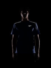 أزرق زاهي - تيشرت جري Miler بتقنية Dri-FIT وحماية من الأشعة فوق البنفسجية من Nike - صورة 4 من 4