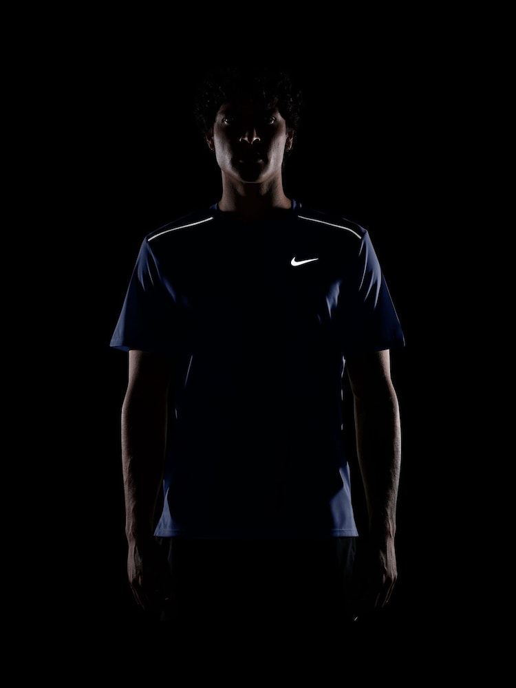 أزرق زاهي - تيشرت جري Miler بتقنية Dri-FIT وحماية من الأشعة فوق البنفسجية من Nike - صورة 4 من 4