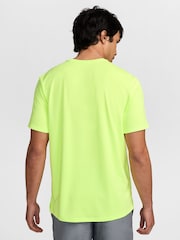 أصفر ليموني - تيشرت جري Miler بتقنية Dri-FIT وحماية من الأشعة فوق البنفسجية من Nike - صورة 2 من 4