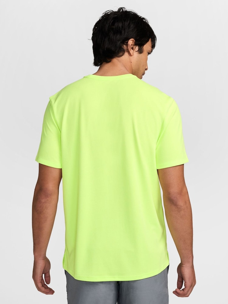 أصفر ليموني - تيشرت جري Miler بتقنية Dri-FIT وحماية من الأشعة فوق البنفسجية من Nike - صورة 2 من 4