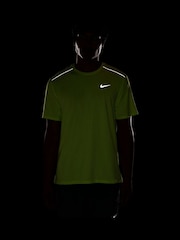 أصفر ليموني - تيشرت جري Miler بتقنية Dri-FIT وحماية من الأشعة فوق البنفسجية من Nike - صورة 4 من 4