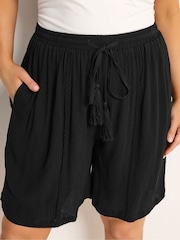 Negro - Yours Curve Scallop Trim Shorts - Imagen 4 de 5