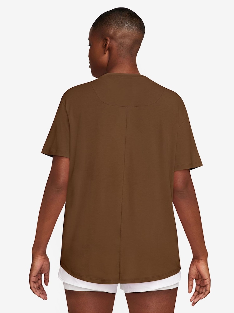 Cacao Wow Marrón - Camiseta de manga corta Nike One Relaxed Dri-FIT - Imagen 2 de 3