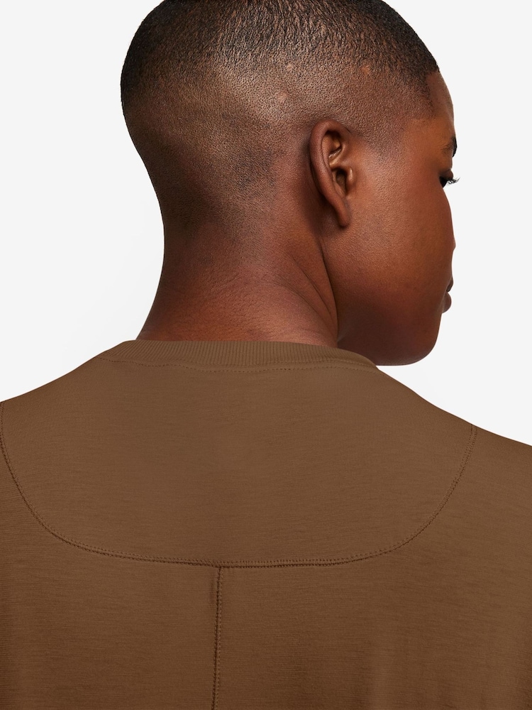 Cacao Wow Marrón - Camiseta de manga corta Nike One Relaxed Dri-FIT - Imagen 3 de 3