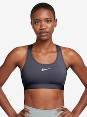 رمادي داكن - حمَّالة صدر رياضية مبطّنة توفر دعم متوسط بشعار Swoosh من Nike - Image 1 of 3