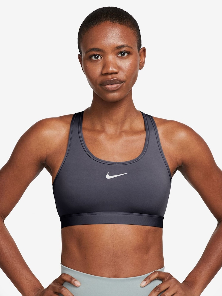 رمادي داكن - حمَّالة صدر رياضية مبطّنة توفر دعم متوسط بشعار Swoosh من Nike - Image 1 of 3 رمادي داكن - حمَّالة صدر رياضية مبطّنة توفر دعم متوسط بشعار Swoosh من Nike - Image 1 of 3