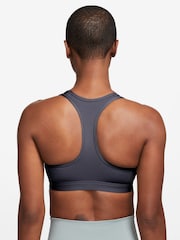 رمادي داكن - حمَّالة صدر رياضية مبطّنة توفر دعم متوسط بشعار Swoosh من Nike - Image 2 of 3