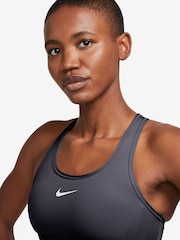 رمادي داكن - حمَّالة صدر رياضية مبطّنة توفر دعم متوسط بشعار Swoosh من Nike - Image 3 of 3