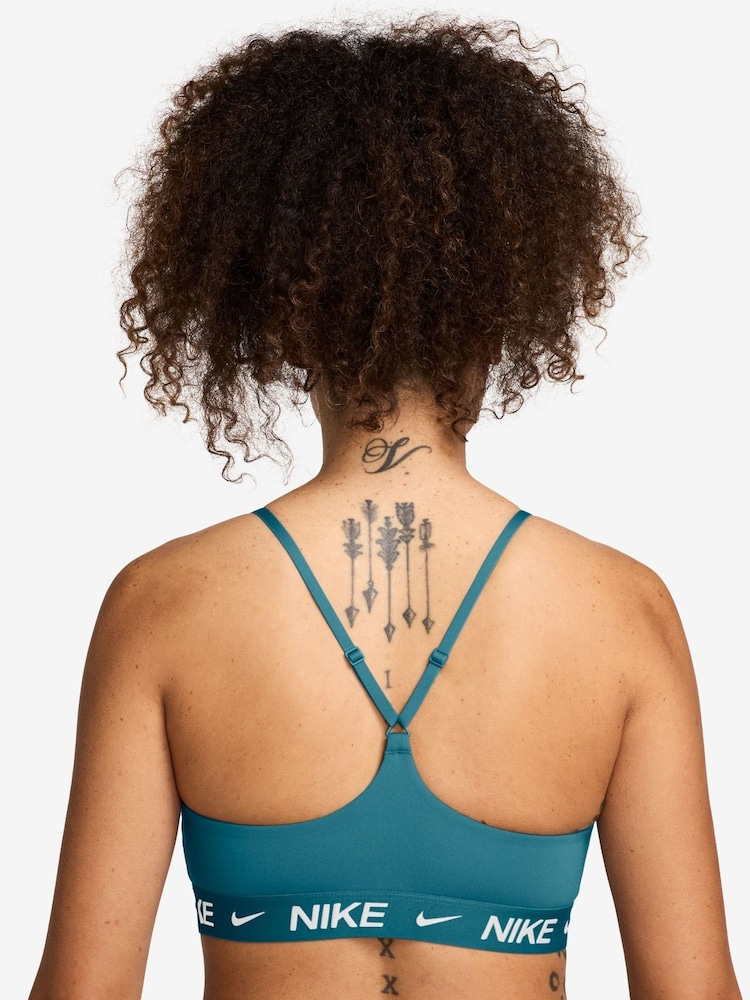 أخضر صنوبري زاهٍ - حمَّالة صدر رياضية مبطّنة بدعم خفيف قابلة للتعديل Indy من Nike - Image 2 of 3