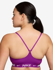 Vivid Purple - حمَّالة صدر رياضية مبطّنة بدعم خفيف قابلة للتعديل Indy من Nike - Image 2 of 3