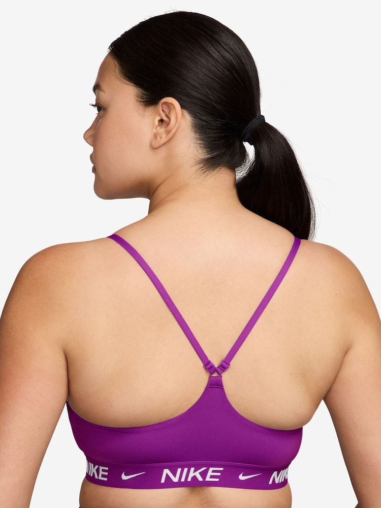 Vivid Purple - حمَّالة صدر رياضية مبطّنة بدعم خفيف قابلة للتعديل Indy من Nike - Image 2 of 3