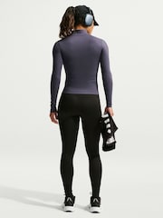 צבע אפור, דגם Gridiron - Nike ז'קט צמוד בטכנולוגיית Dri-FIT עם רוכסן לכל האורך, קולקציית One - תמונה 2 מתוך 5