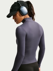 צבע אפור, דגם Gridiron - Nike ז'קט צמוד בטכנולוגיית Dri-FIT עם רוכסן לכל האורך, קולקציית One - תמונה 4 מתוך 5
