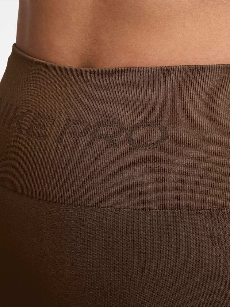 Nike Cacao Wow Brown Pro Seamless Dri-FIT High-Waisted 5" Biker Shorts - Image 4 of 4 Nike Cacao Wow Brown Pro Seamless Dri-FIT High-Waisted 5" Biker Shorts - Image 4 of 4