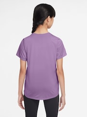 بنفسجي فاتح - تيشرت بكُم قصير بتقنية Dri-FIT من تشكيلة One من Nike - صورة 2 من 3