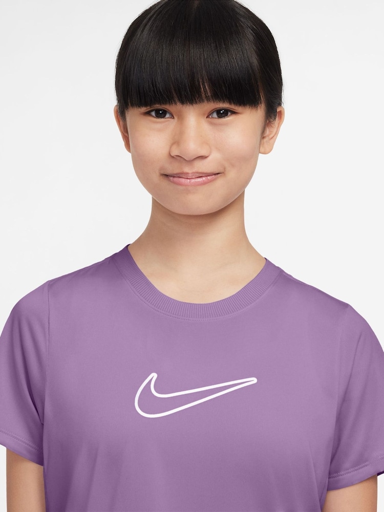 بنفسجي فاتح - تيشرت بكُم قصير بتقنية Dri-FIT من تشكيلة One من Nike - صورة 3 من 3 بنفسجي فاتح - تيشرت بكُم قصير بتقنية Dri-FIT من تشكيلة One من Nike - صورة 3 من 3