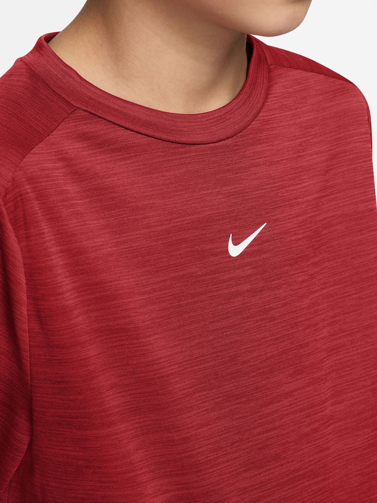 بني تمر داكن - تيشِرت بكُم قصير تقنية Dri-FIT ألوان متعددة من Nike - صورة 3 من 3 بني تمر داكن - تيشِرت بكُم قصير تقنية Dri-FIT ألوان متعددة من Nike - صورة 3 من 3