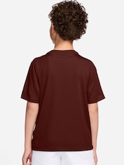 بني تمر داكن - تيشرت Dri-FIT متعدد الاستخدامات من Nike - صورة 2 من 3