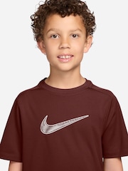 بني تمر داكن - تيشرت Dri-FIT متعدد الاستخدامات من Nike - صورة 3 من 3