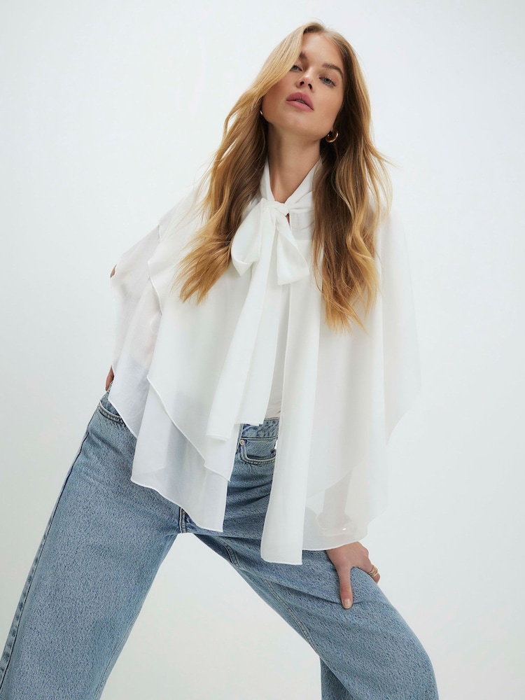 رداء عُلوي كاب بياقة طويلة بكشكشة من River Island - Image 1 of 4 رداء عُلوي كاب بياقة طويلة بكشكشة من River Island - Image 1 of 4