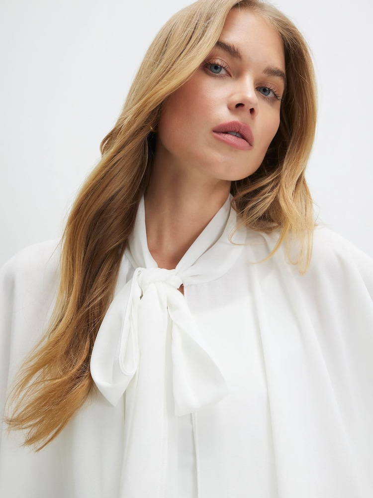 رداء عُلوي كاب بياقة طويلة بكشكشة من River Island - Image 4 of 4 رداء عُلوي كاب بياقة طويلة بكشكشة من River Island - Image 4 of 4