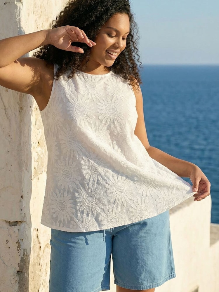 Roman White Curve Sunflower Lace Texture Vest - Image 1 of 4