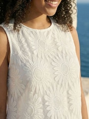 Roman White Curve Sunflower Lace Texture Vest - Image 4 of 4