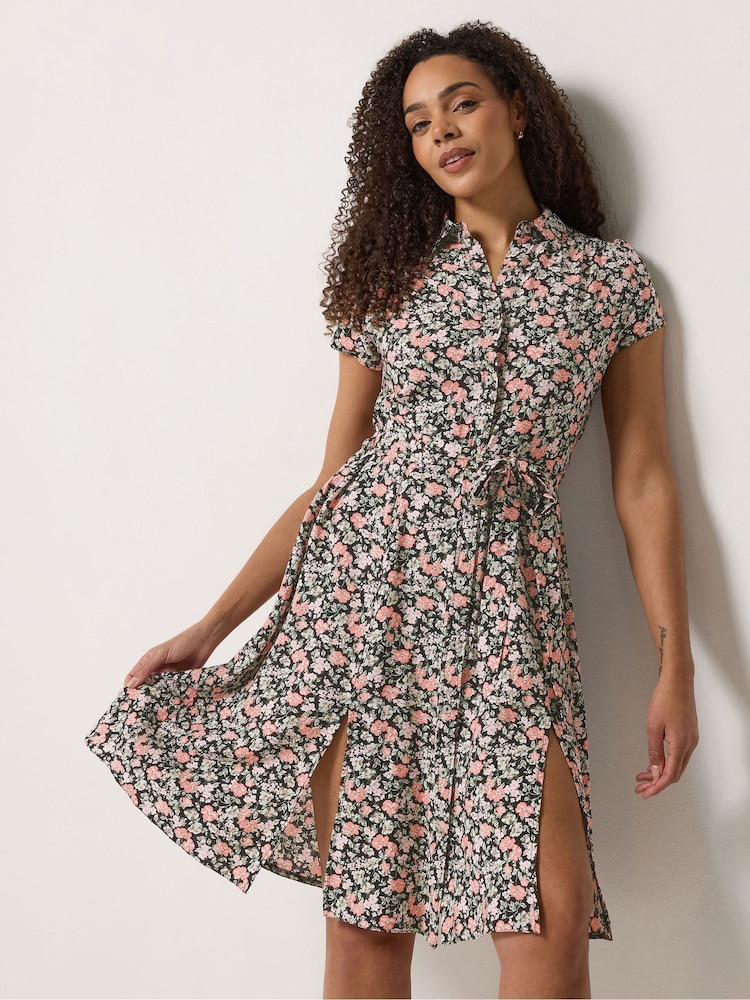 فستان بتصميم قميص برباط خصر بطبعة مورّدة من M&Co - Image 1 of 6 فستان بتصميم قميص برباط خصر بطبعة مورّدة من M&Co - Image 1 of 6