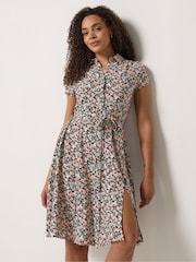 فستان بتصميم قميص برباط خصر بطبعة مورّدة من M&Co - Image 2 of 6