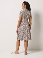 فستان بتصميم قميص برباط خصر بطبعة مورّدة من M&Co - Image 4 of 6