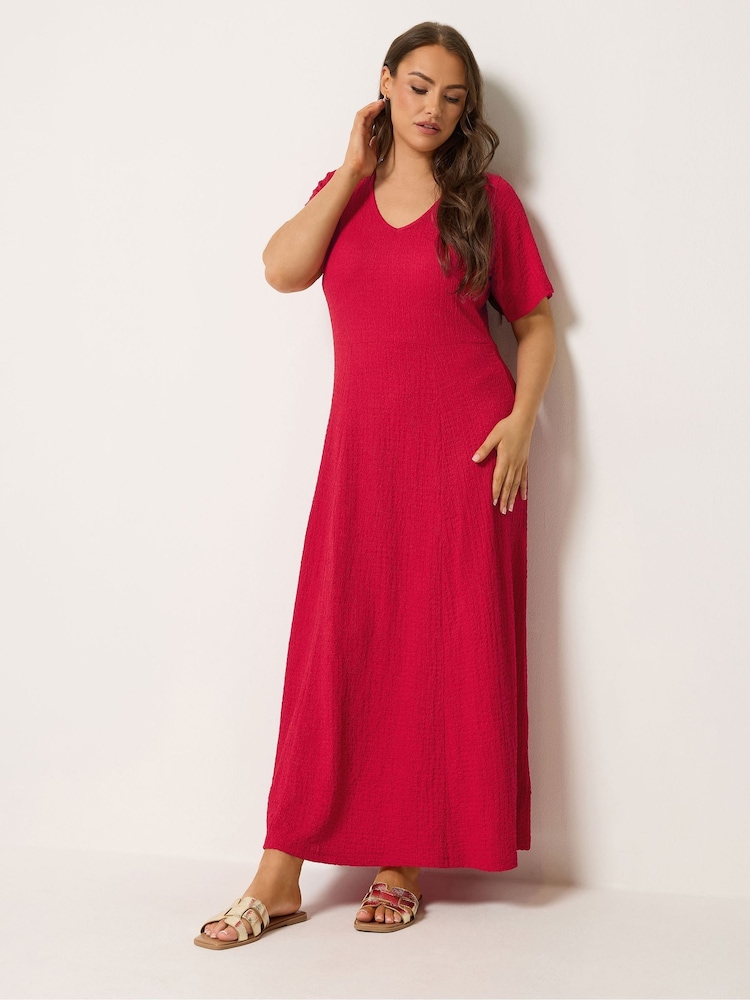 Rojo - Yours Curve Textured V-Neckline Maxi Dress - Imagen 2 de 5
