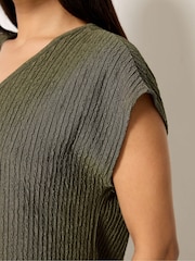 ירוק - M&Co Petite Textured V-Neck T-Shirt - תמונה 4 מתוך 5