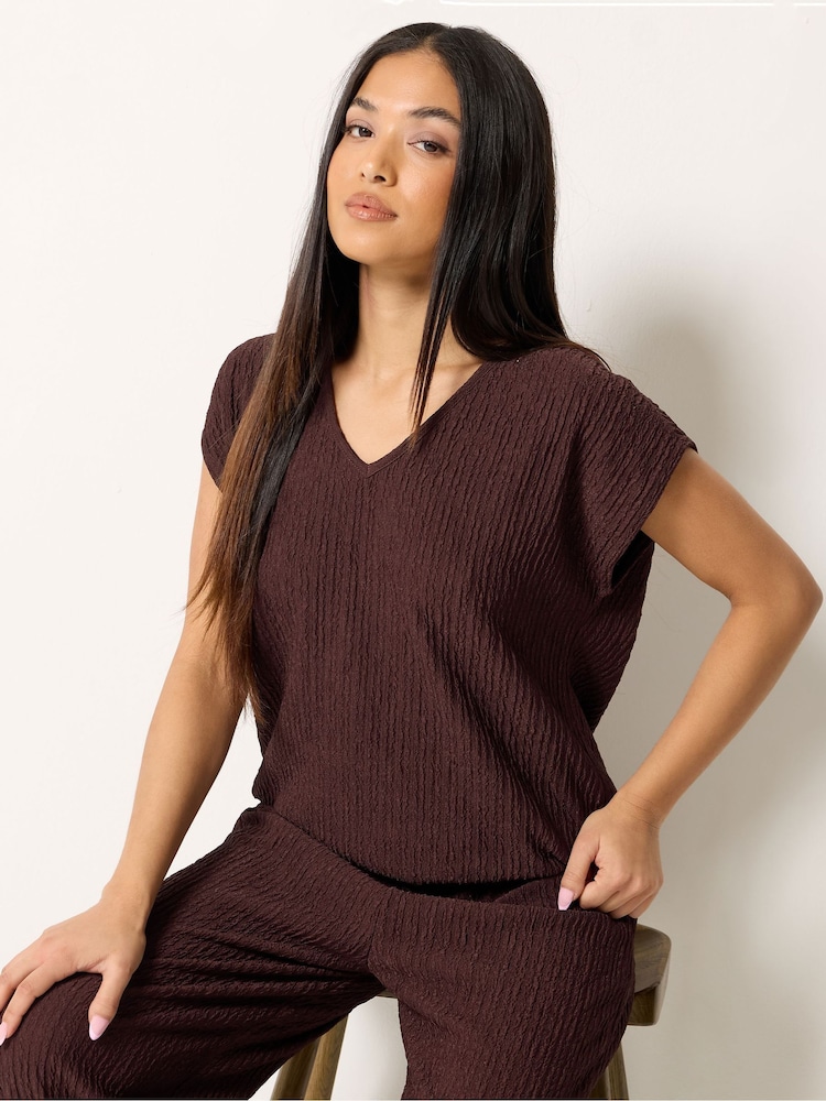 חום - M&Co Petite Textured V-Neck T-Shirt - תמונה 1 מתוך 5