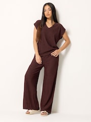 חום - M&Co Petite Textured V-Neck T-Shirt - תמונה 2 מתוך 5