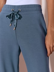 Azul marino - Pantalones de chándal suaves de pernera ancha y corte holgado en mezcla de modal de Lipsy - Imagen 4 de 5
