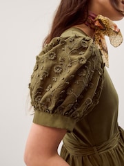 فستان متوسط الطول بأكمام منفوخة بابليك زهور Fawn من Monsoon - Image 2 of 6