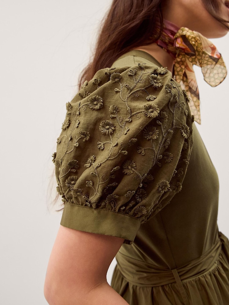 فستان متوسط الطول بأكمام منفوخة بابليك زهور Fawn من Monsoon - Image 2 of 6 فستان متوسط الطول بأكمام منفوخة بابليك زهور Fawn من Monsoon - Image 2 of 6