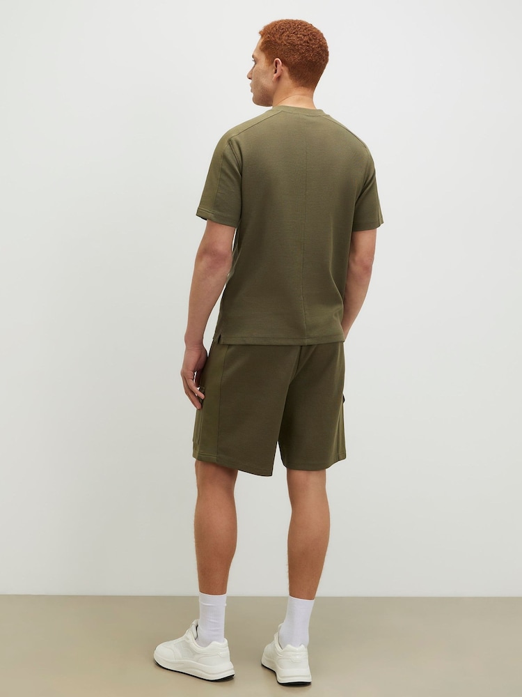 River Island Green Regular Fit Waffle Cargo Shorts - Image 4 of 4